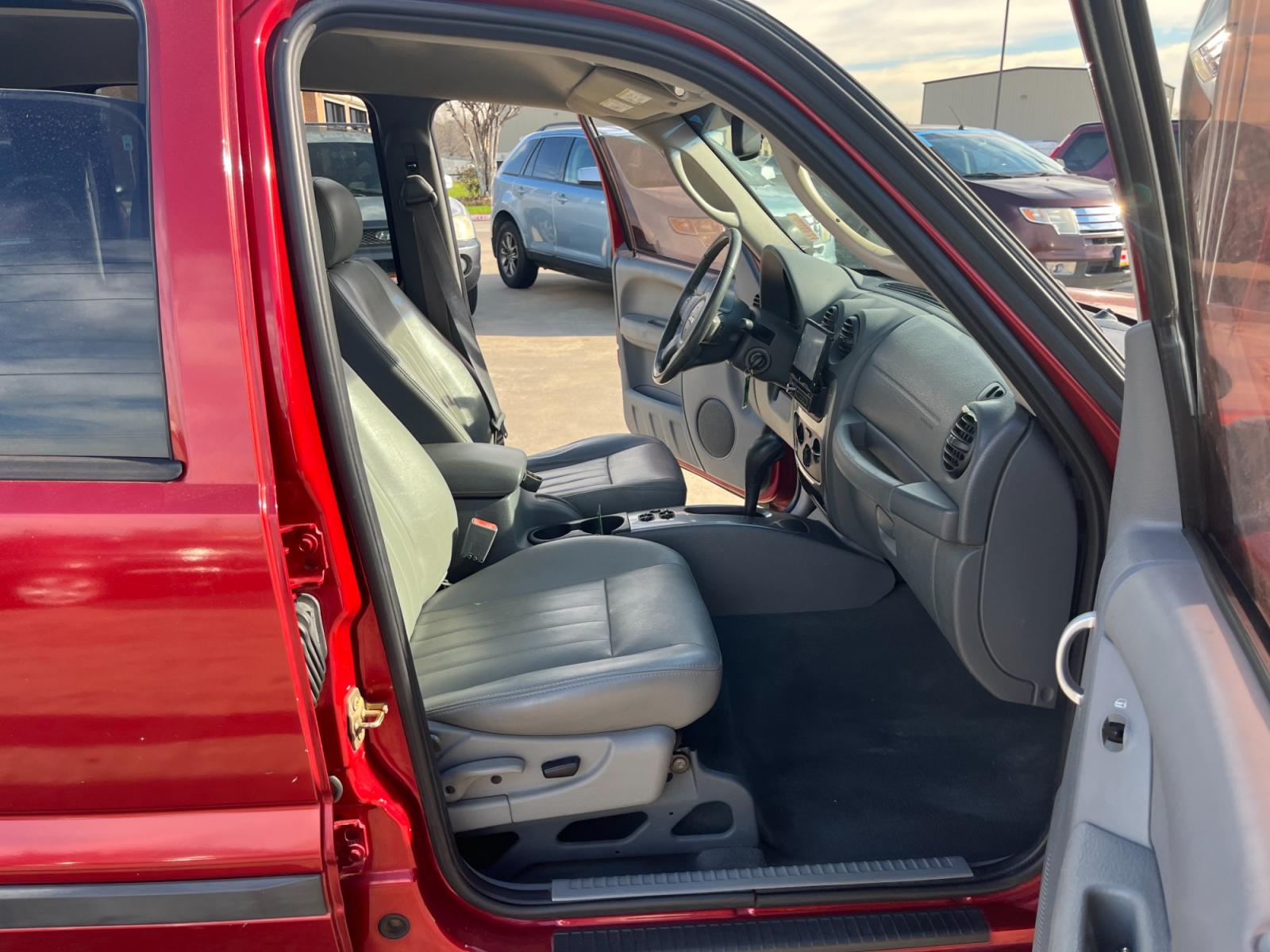 2006 red /black Jeep Liberty Renegade 2WD (1J4GK38K16W) with an 3.7L V6 SOHC 12V engine, Automatic transmission, located at 14700 Tomball Parkway 249, Houston, TX, 77086, (281) 444-2200, 29.928619, -95.504074 - Photo #11